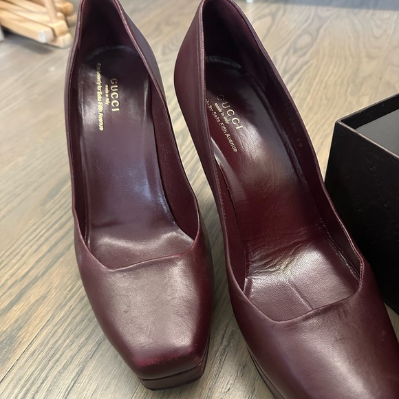 Gucci Women's Burgundy Leather Pumps - Picture 2 of 11